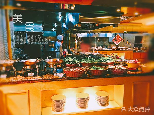 食色生香的藝術 北約客自助餐里的葡萄美酒夜光杯